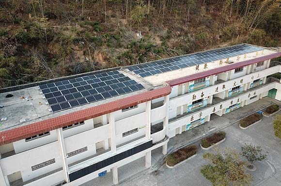 650彩票为龙岩上杭县茶地中心小学捐赠的屋顶光伏电站实景