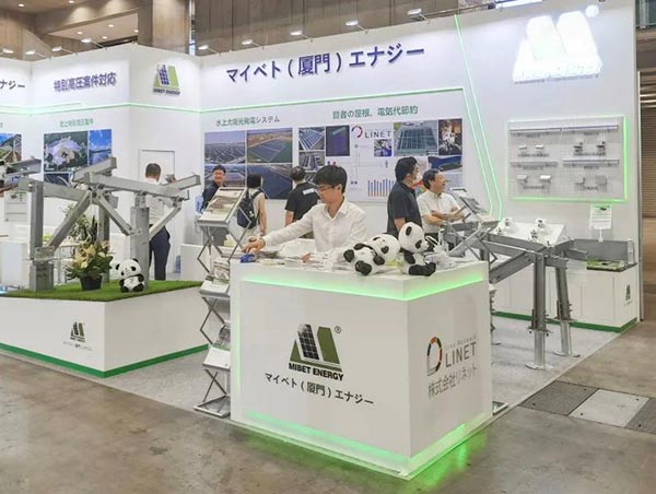 用户在650彩票展位参观了解产品-3